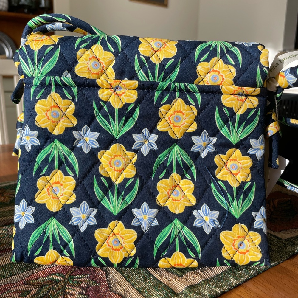 Vera Bradley Baird Hipster in Daffodil pattern, NWT - Picture 2 of 5
